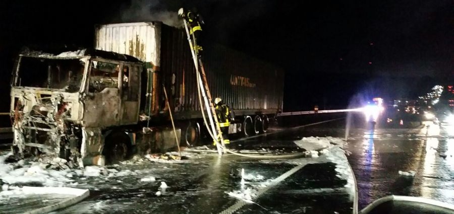 Vollsperrung nach LKW Brand auf der A7