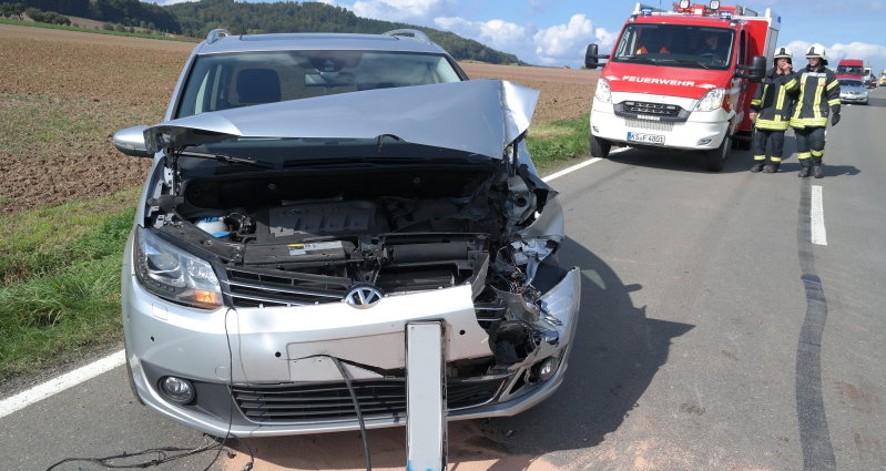 Unfallflucht auf B450 – Polizei sucht schwarzen Audi Coupé