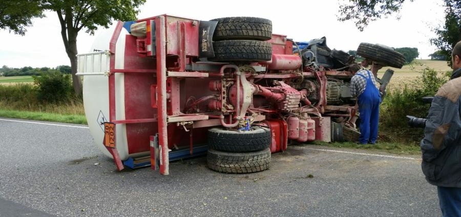 LKW kippt mit 3500 Liter Heizöl um
