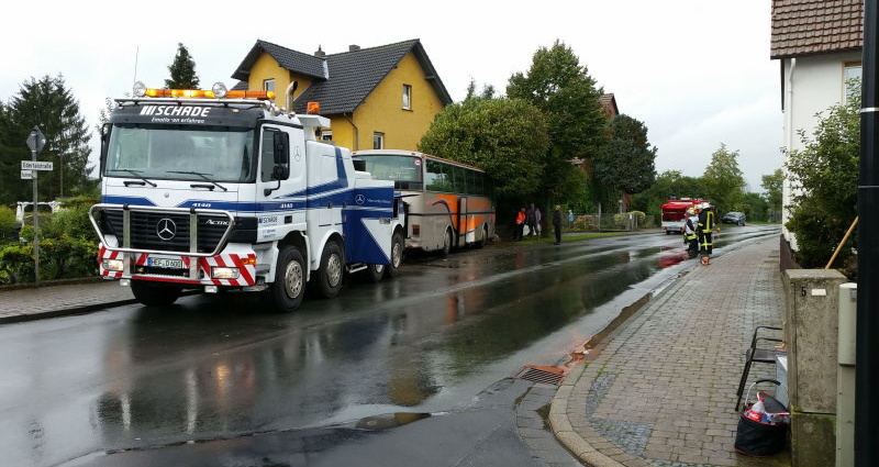 Edertal: Vollbesetzter Reisebus landet im Vorgarten
