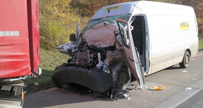 Unfall auf A44 – LKW fährt Feuerwehr den Spiegel ab