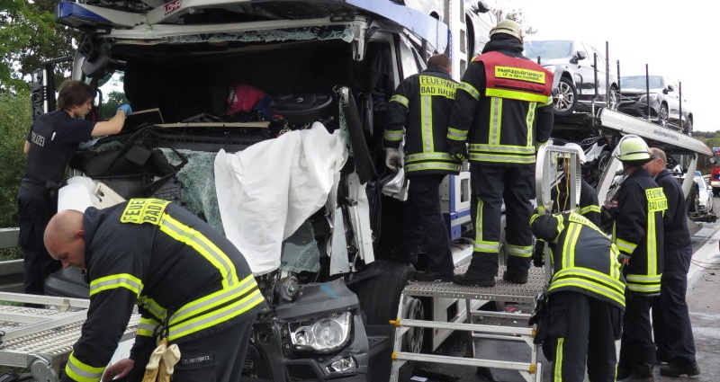 A5: LKW- Fahrer nach Unfall eingeklemmt – Mindestens 400.000 Euro Sachschaden