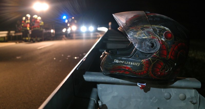 Soziusfahrer lebensbedrohlich verletzt – Fahrer betrunken