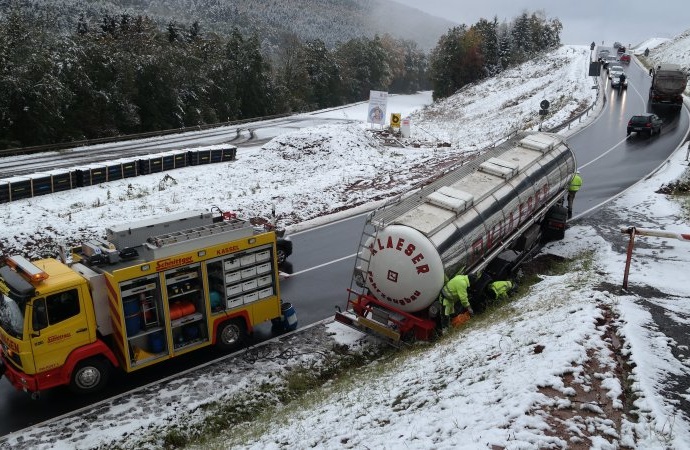 B7: Lkw rutscht an Steigung rückwärts von der Straße