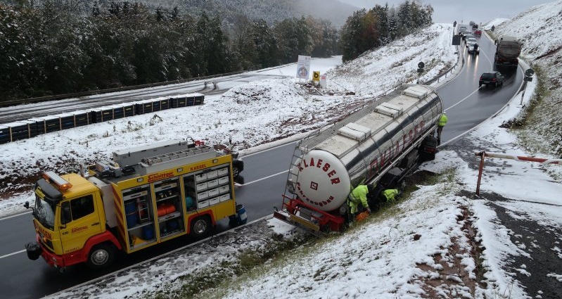 B7: Lkw rutscht an Steigung rückwärts von der Straße