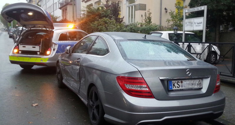 Unfallflucht: Über 15.000 Euro Schaden an geparktem PKW