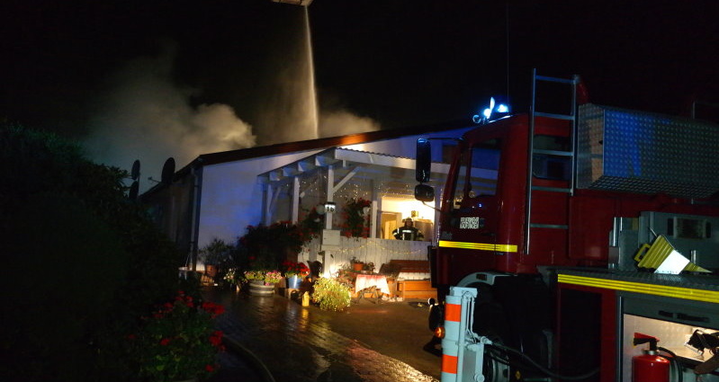 Scheunenbrand – Feuerwehr rettet Wohnhaus vor Flammen