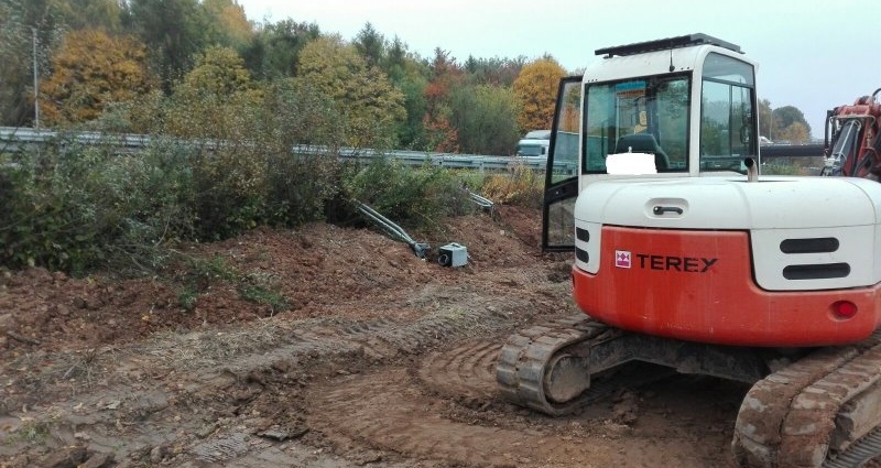 B3: Blitzanlage mit Bagger zerstört