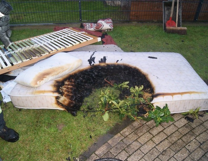 Heizdecke entzündete sich – Feuerwehr verhinderte schlimmeres