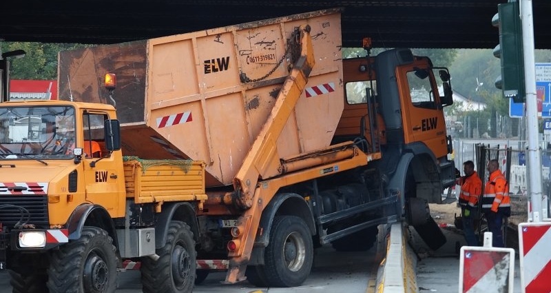 WI: LKW bleibt unter Brücke hängen