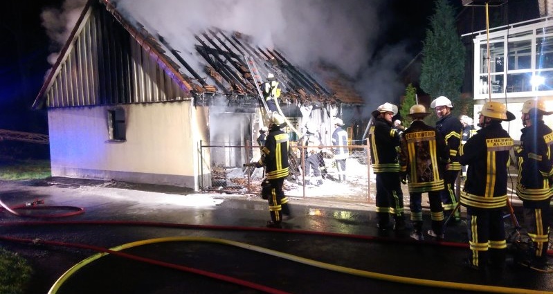 Garage und Carports ausgebrannt