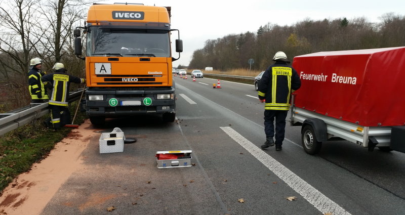 A44: Dieselspur nach LKW-Unfall