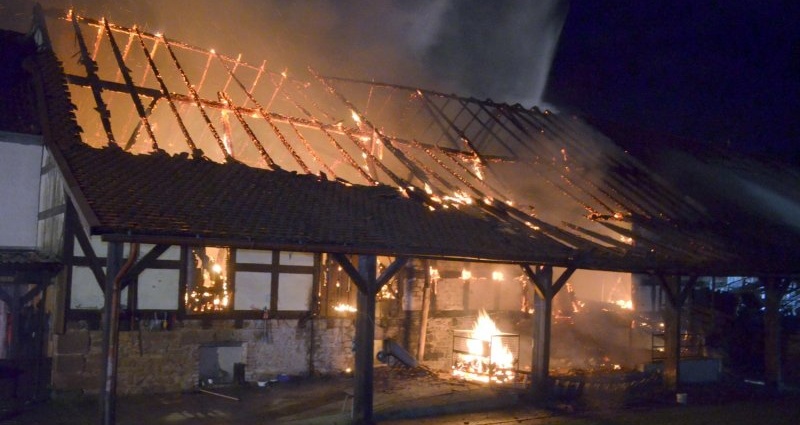 Bellnhausen: Scheune im Vollbrand