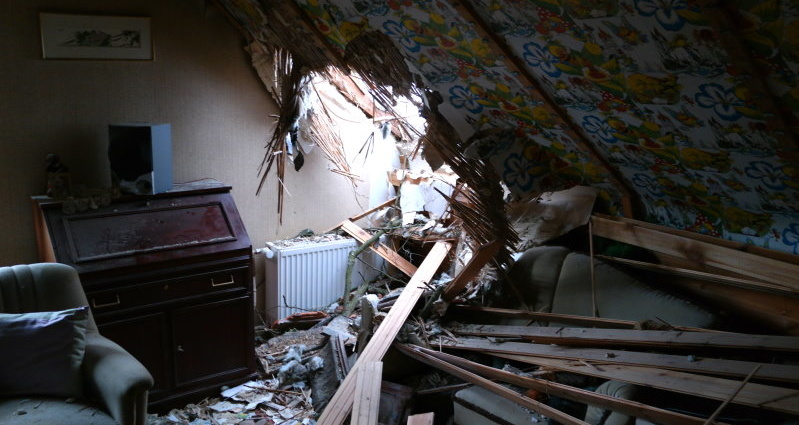 Sturmschaden: Baum fällt auf Wohnhaus – Hoher Schaden