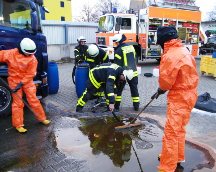 600 Liter Getriebeöl auf Speditionsgelände ausgelaufen