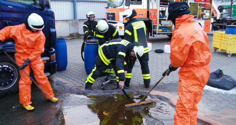 600 Liter Getriebeöl auf Speditionsgelände ausgelaufen