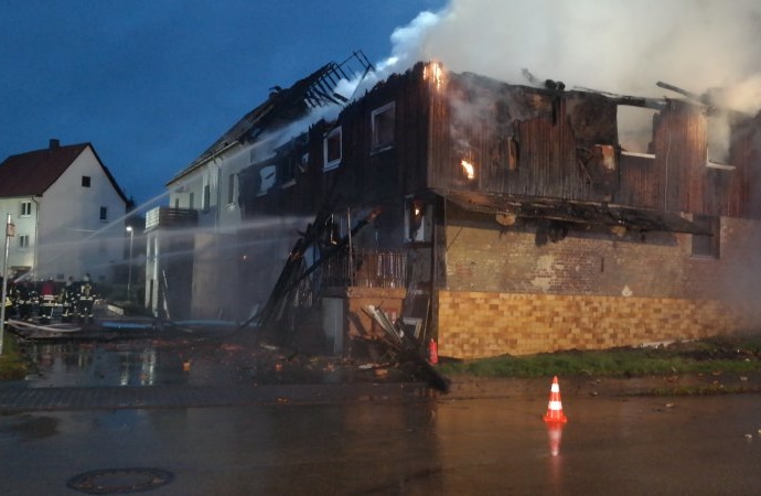 Wohnhausbrand in Niedenstein – Feuerwehr rettet 12 Bewohner
