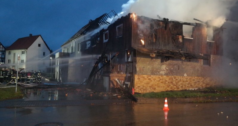 Wohnhausbrand in Niedenstein – Feuerwehr rettet 12 Bewohner
