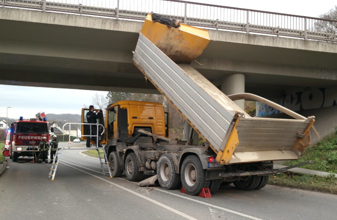 Kirchbauna: LKW bleibt an Brücke hängen