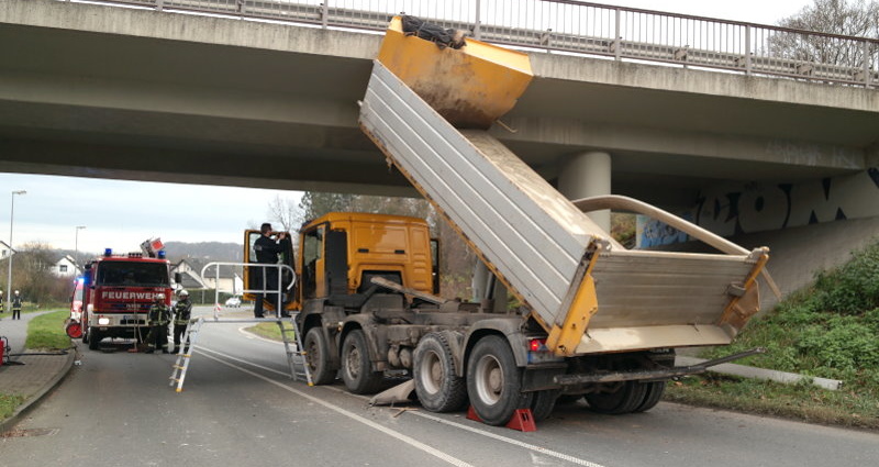 Kirchbauna: LKW bleibt an Brücke hängen