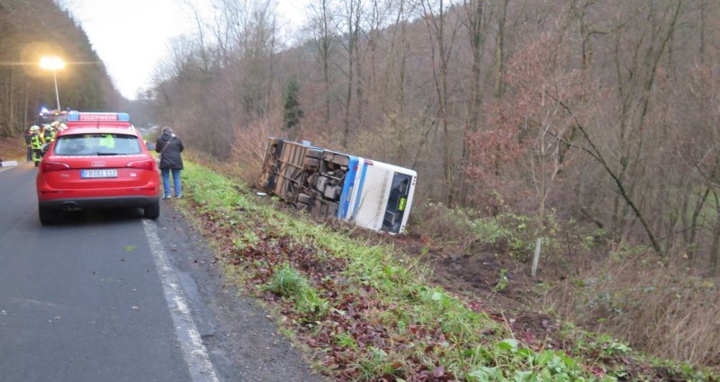 Schulbus in Mittelhessen verunglückt