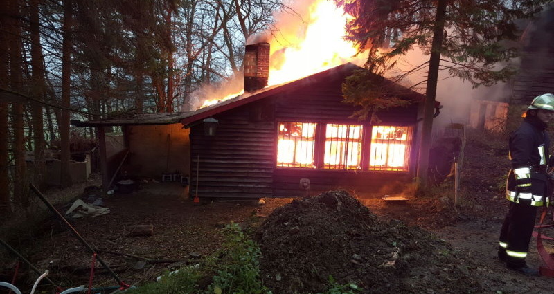 Calden: Holzhütte brannte im Wald
