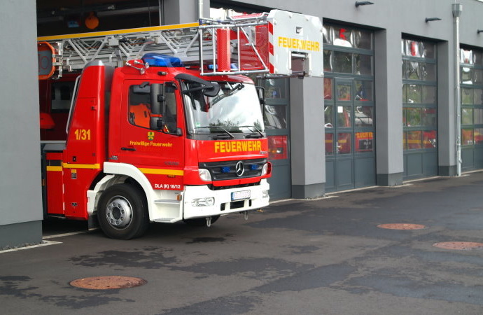 Holzstamm von Brücke geworfen – Feuerwehrfahrzeug stark beschädigt