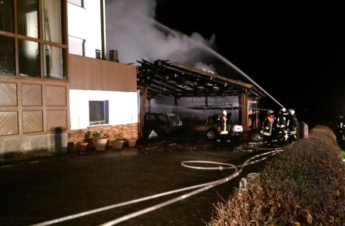 Wohnhaus und Carport brannten  – Nachbarn warnten Bewohner rechtzeitig