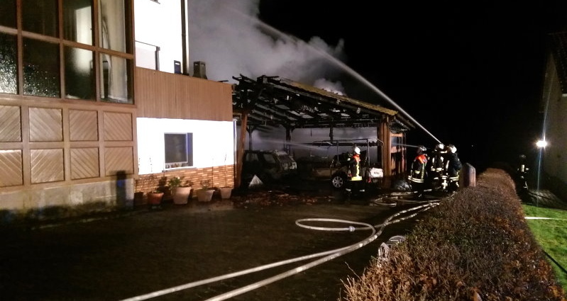 Wohnhaus und Carport brannten  – Nachbarn warnten Bewohner rechtzeitig