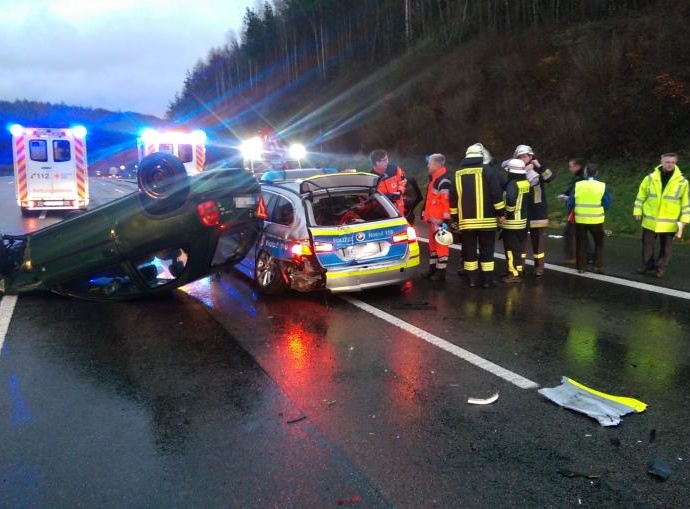 Zwei Polizisten bei Unfall schwer verletzt