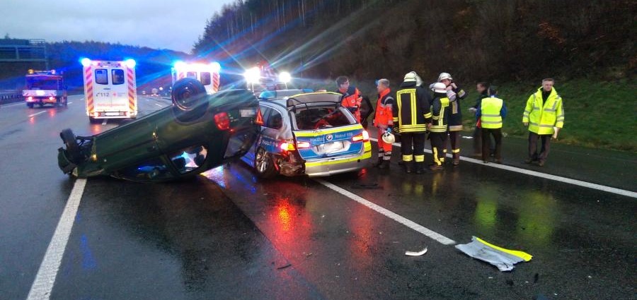 Zwei Polizisten bei Unfall schwer verletzt
