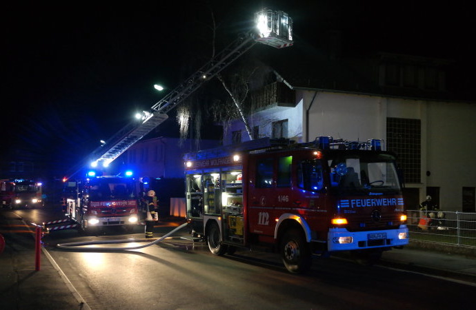 Küchenbrand – Nachbarn sehen Feuer und alarmieren die Feuerwehr