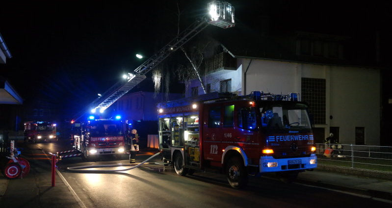 Küchenbrand – Nachbarn sehen Feuer und alarmieren die Feuerwehr