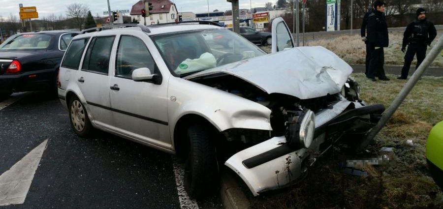 Unfall im Kreuzungsbereich zwei Verletzte