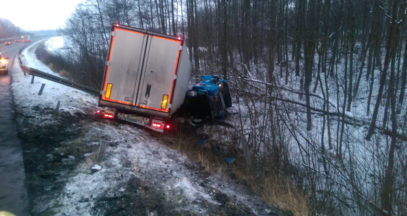 A5: Sattelzug von glatter Autobahn geschleudert