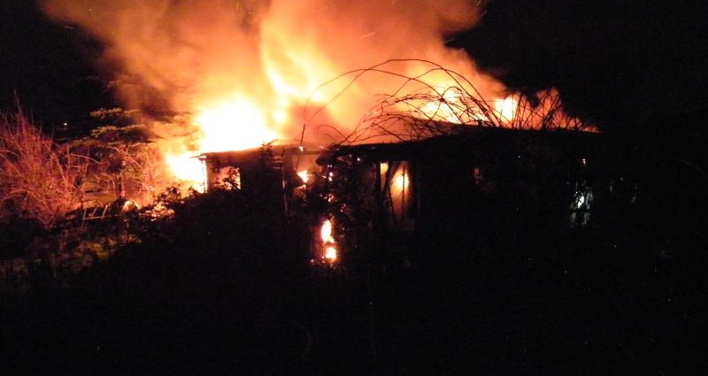 Fakelteich: Gartenlaube stand in Vollbrand