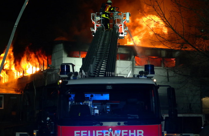 KS: Großbrand zerstört Lagerhalle rund 300.000 Euro Sachschaden
