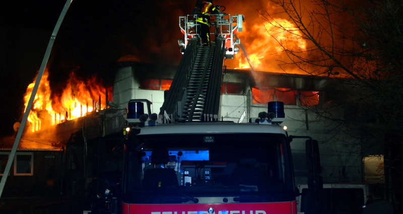 KS: Großbrand zerstört Lagerhalle rund 300.000 Euro Sachschaden