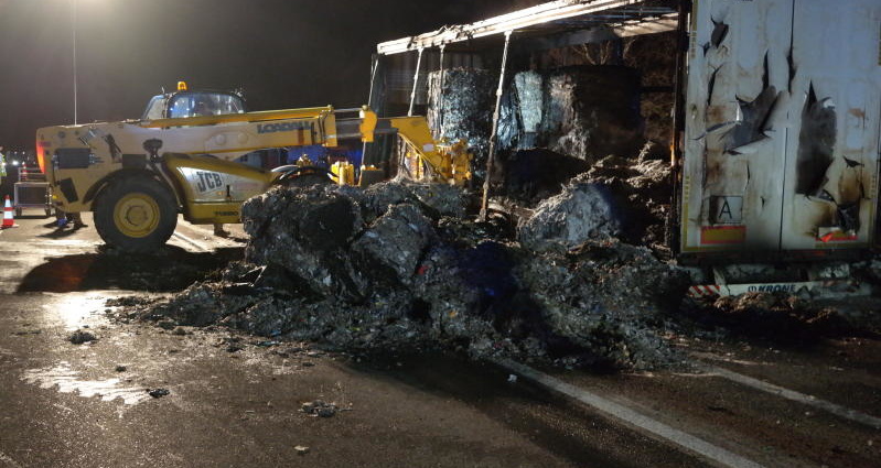LKW-Brand auf A44 – Neuer ELW fährt sich in „Rettungsgasse“ den Spiegel ab