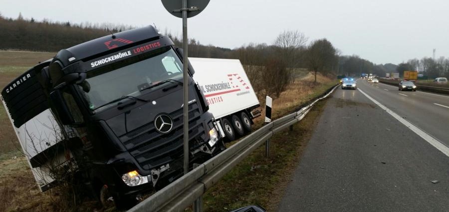 Unfall mit LKW auf der A44
