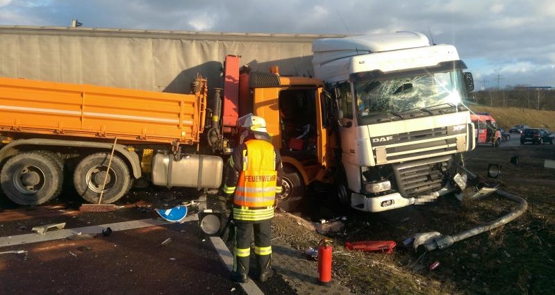 Rotlicht übersehen –  Zusammenstoß zwischen Lastwagen