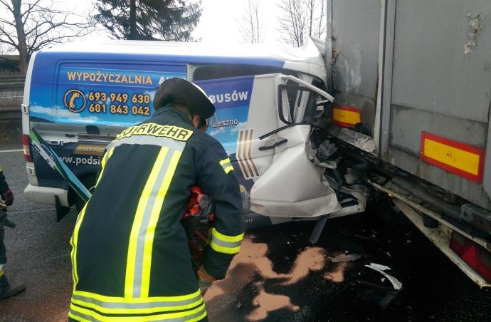 A4: Mit Kleintransporter unter Sattelzug