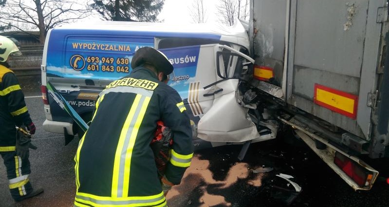 A4: Mit Kleintransporter unter Sattelzug