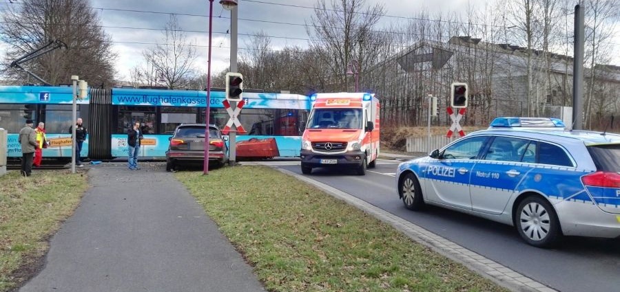 Unfall mit Tram und Audi Q7