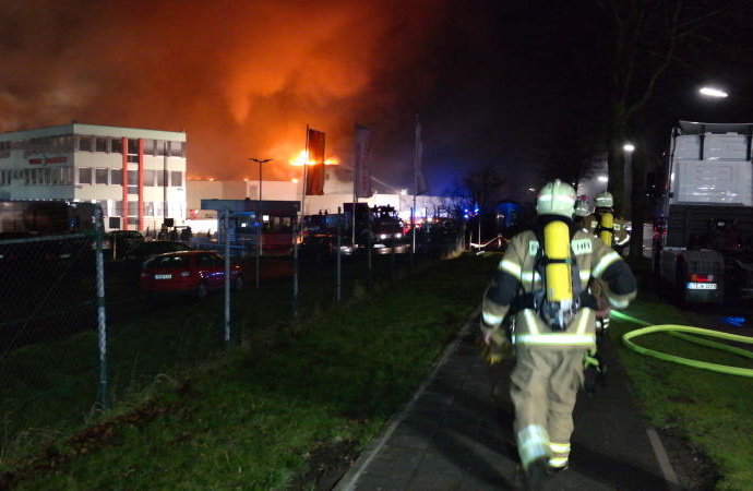 Blitzeinschlag: Produktionshalle brannte in Paderborn