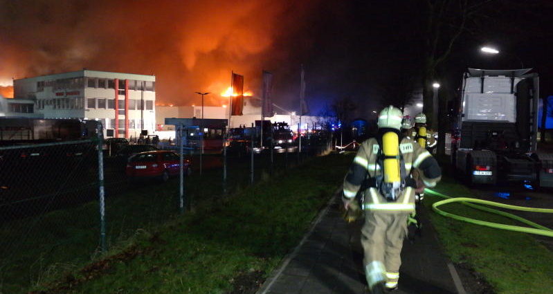 Blitzeinschlag: Produktionshalle brannte in Paderborn