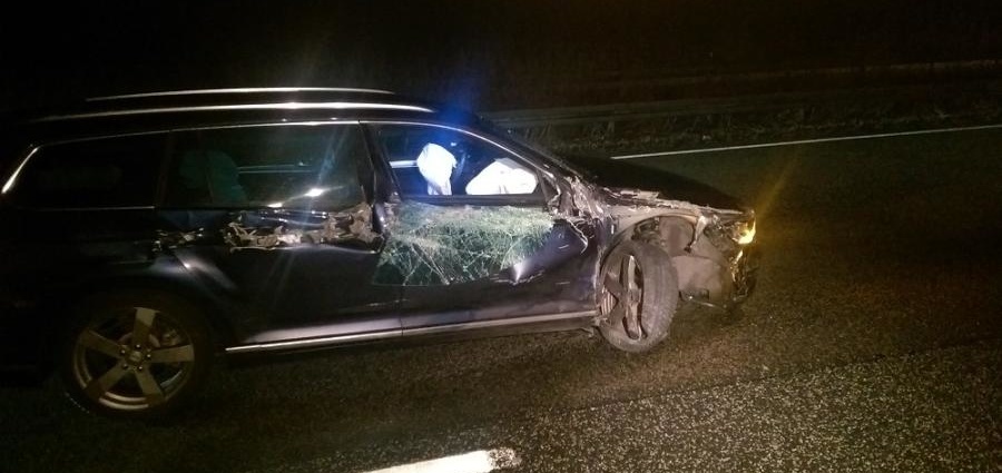 Kleinlaster schlitzt VW-Passat auf