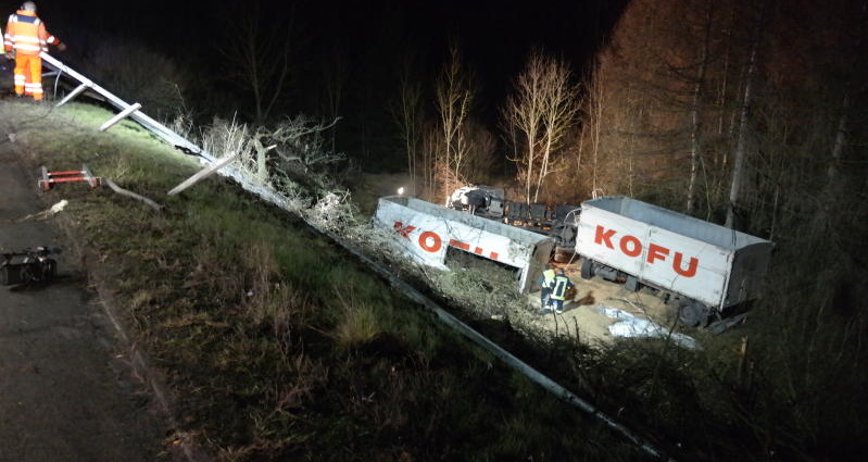 A44: Schwerer LKW-Unfall nach Reifenplatzer