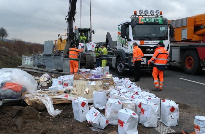 Niedersachsen: Gefahrgutunfall legt A7 in Fahrtrichtung Kassel lahm