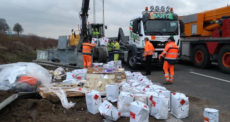 Niedersachsen: Gefahrgutunfall legt A7 in Fahrtrichtung Kassel lahm